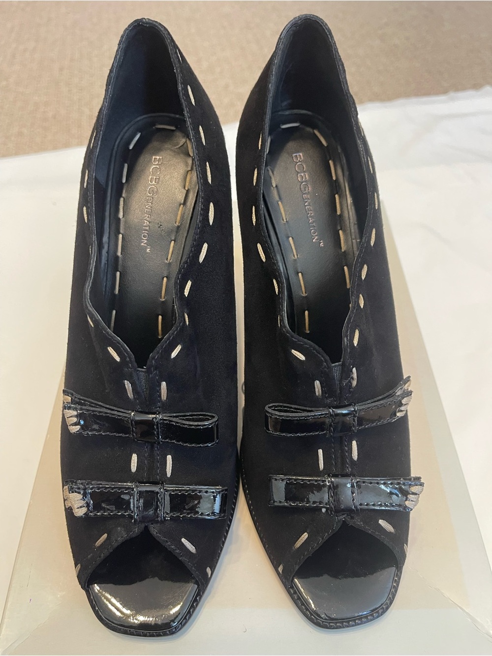 BCBGeneration Winona Black Suede Patent Peep Toe Bow Heels Pumps Size 11